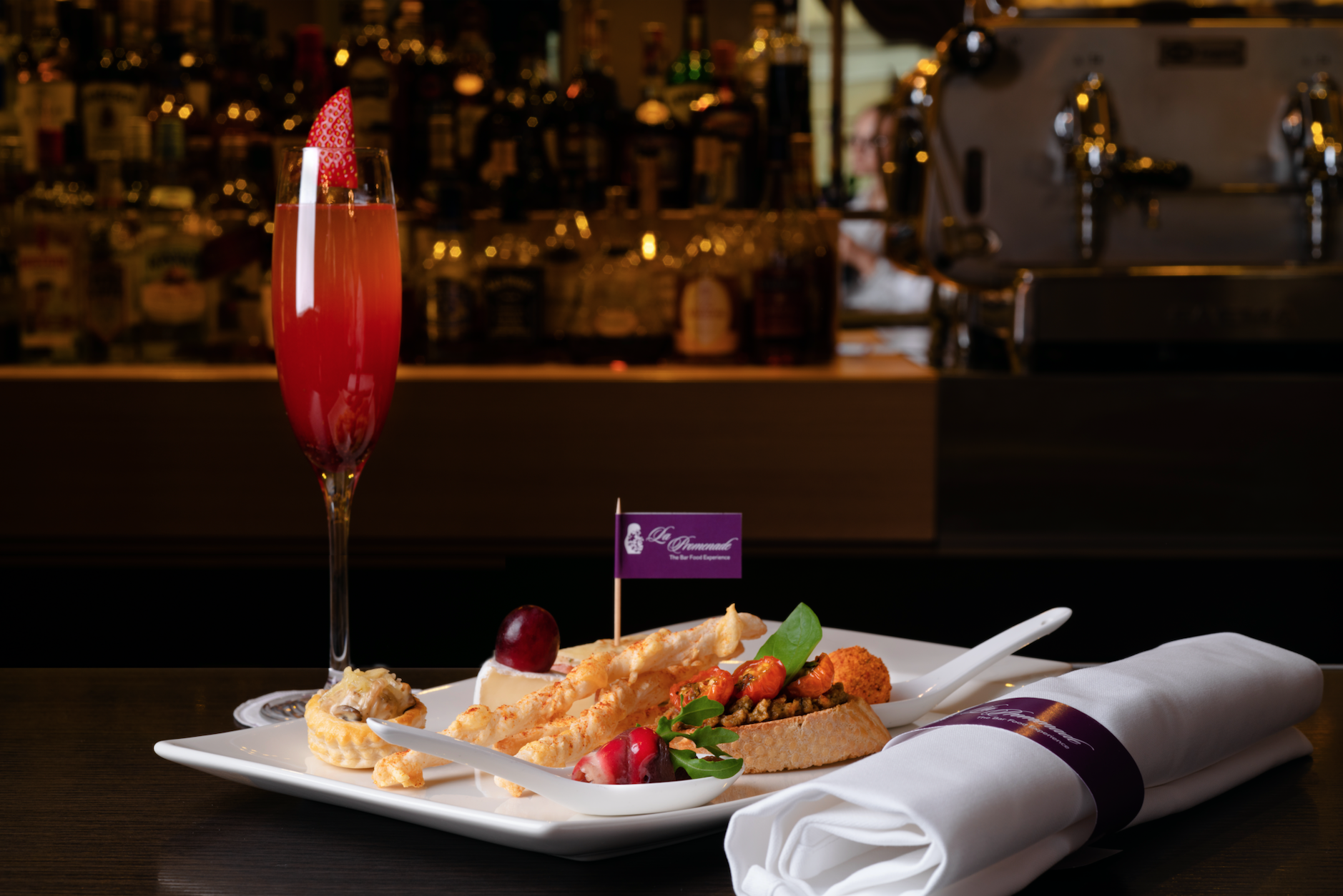 Блюда в ресторанах в гостиницах. Ужин в гостинице. Ужин в гостинице. Ужин в ресторане на двоих. Ужин в гостинице.