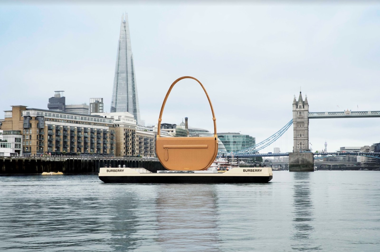 Гигантская сумка Burberry на реке Темза | Sparkle Spotlight